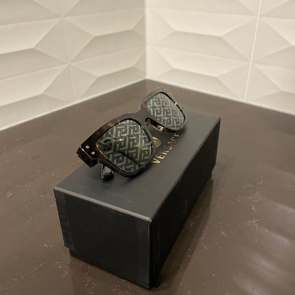 🚨SOLD🚨VERSACE monogram sunglasses - Picture 11 of 16
